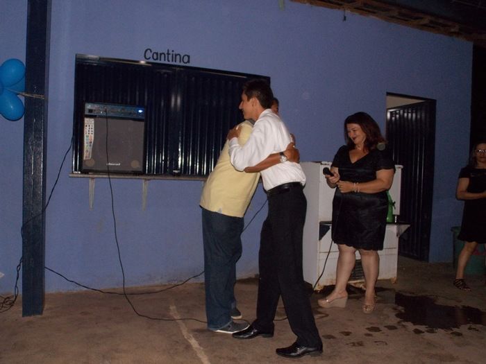 Jovens comemoram formatura com família e amigos. - Imagem 68