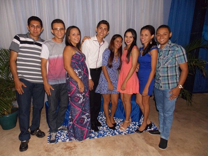Jovens comemoram formatura com família e amigos. - Imagem 81