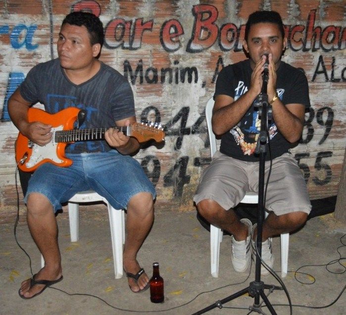 Jovens comemoram formatura com família e amigos. - Imagem 26