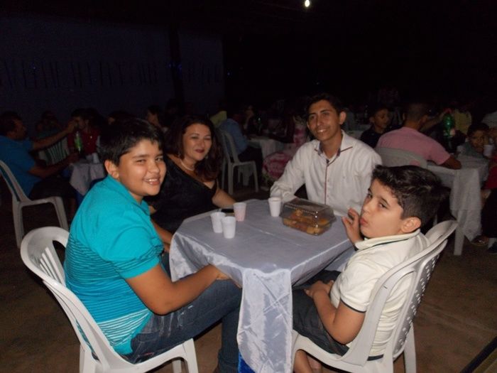 Jovens comemoram formatura com família e amigos. - Imagem 83