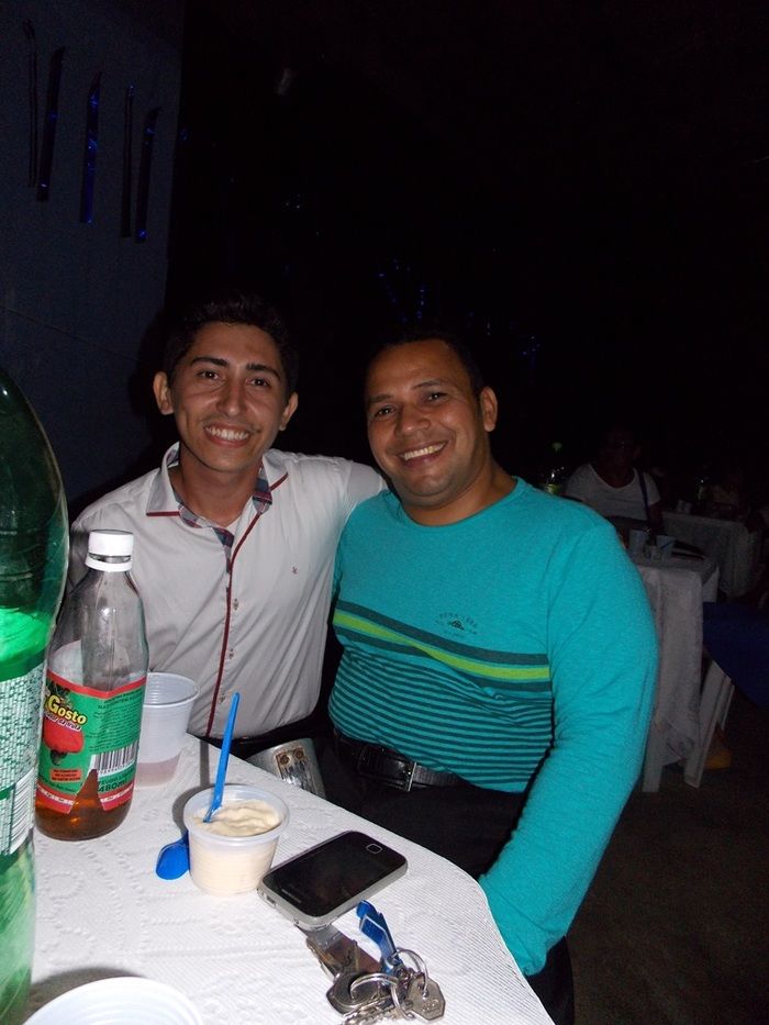 Jovens comemoram formatura com família e amigos. - Imagem 93