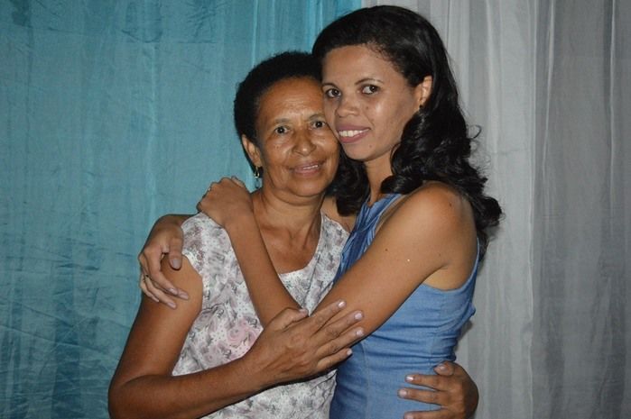 Jovens comemoram formatura com família e amigos. - Imagem 47