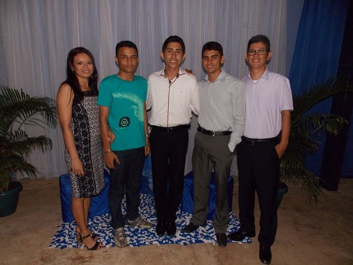 Jovens comemoram formatura com família e amigos. - Imagem 92