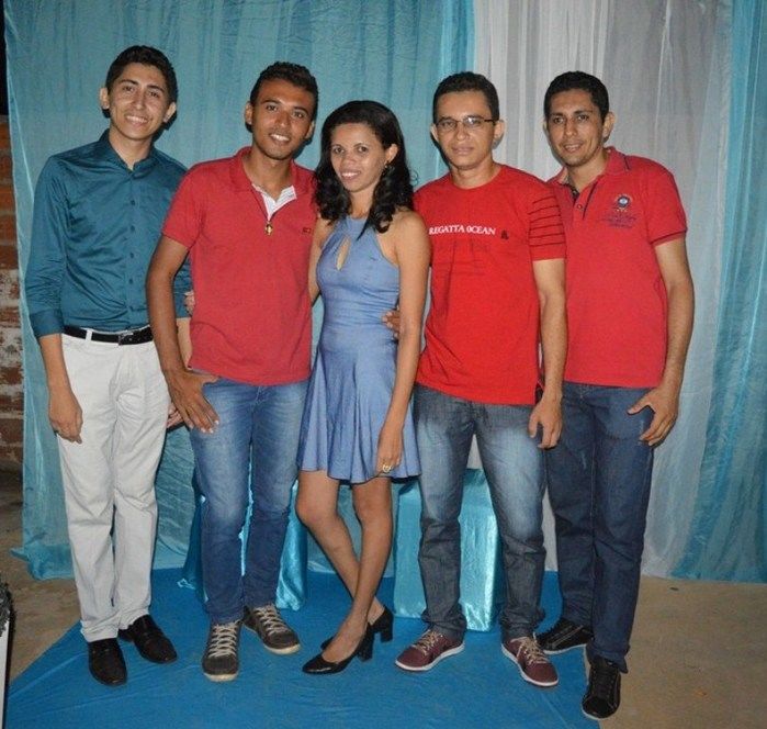 Jovens comemoram formatura com família e amigos. - Imagem 18