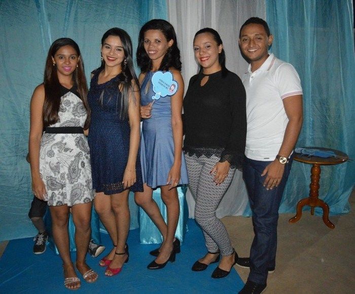 Jovens comemoram formatura com família e amigos. - Imagem 13