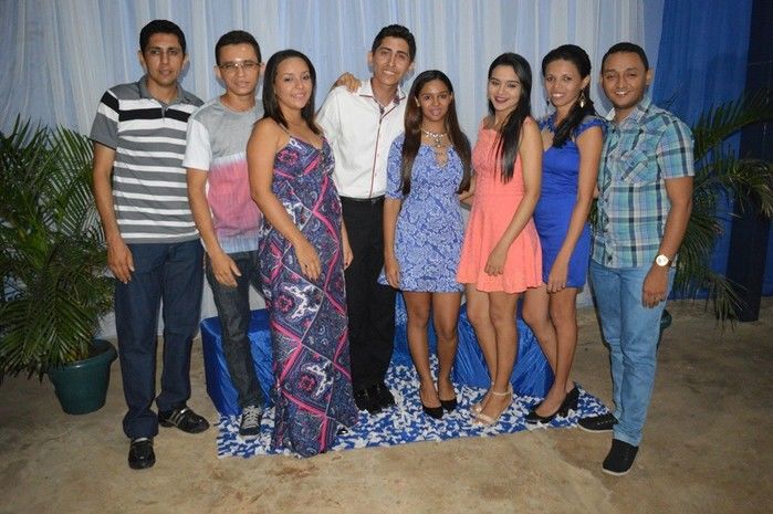 Jovens comemoram formatura com família e amigos. - Imagem 62