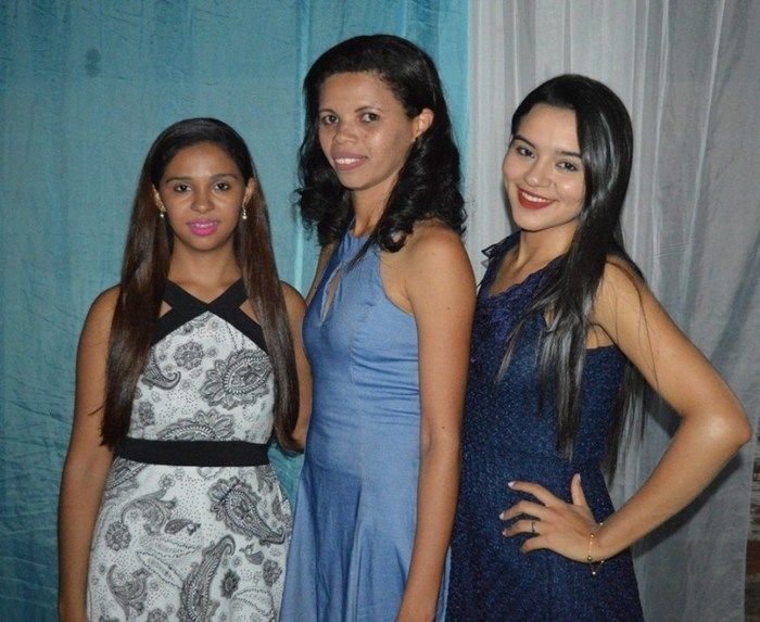 Jovens comemoram formatura com família e amigos. - Imagem 15
