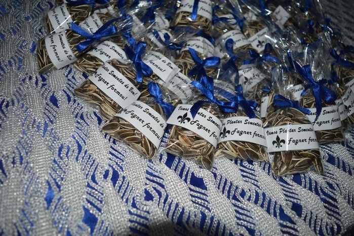 Jovens comemoram formatura com família e amigos. - Imagem 52