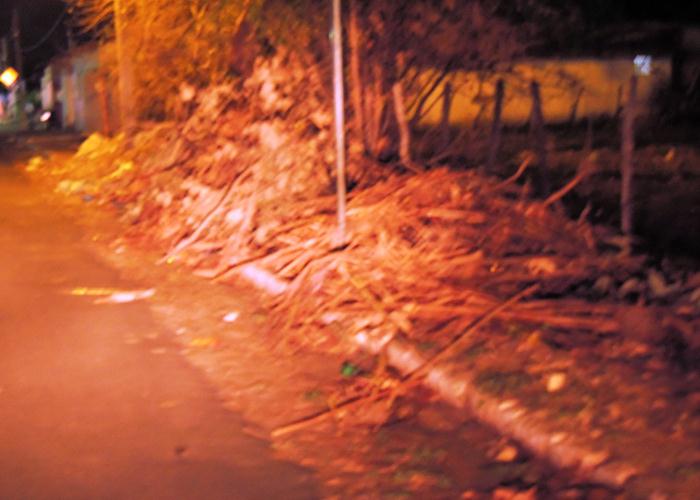 Lixo volta acumular e gera fedor e risco de doenças - Imagem 24