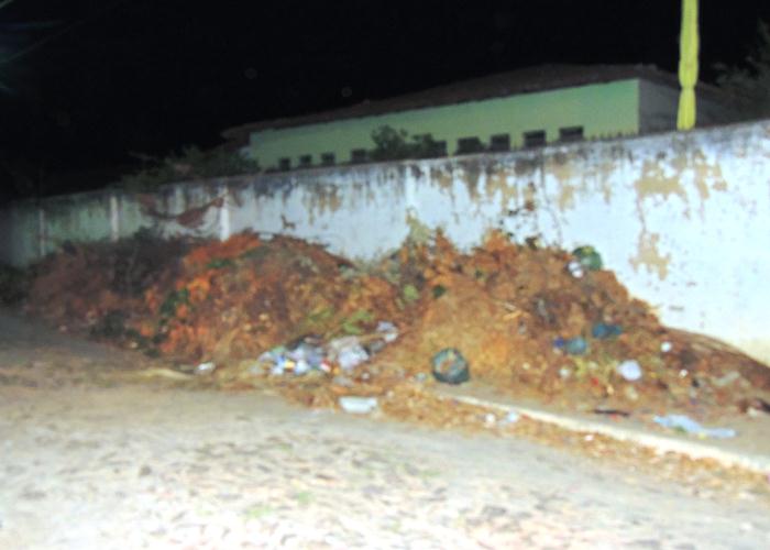 Lixo volta acumular e gera fedor e risco de doenças - Imagem 22