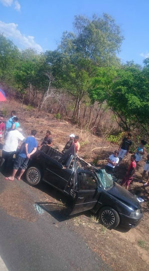 Jovem morre em colisão com carreta