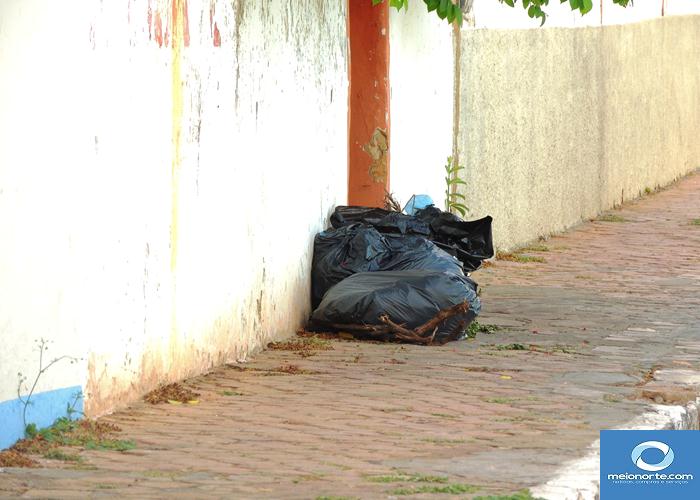 Lixo acumulado próximo ao centro provoca fedor e atrai insetos - Imagem 43