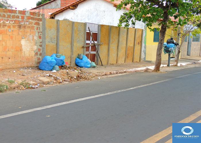 Lixo acumulado próximo ao centro provoca fedor e atrai insetos - Imagem 34