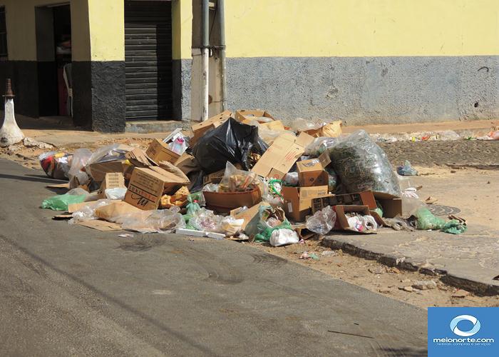 Lixo acumulado próximo ao centro provoca fedor e atrai insetos - Imagem 11