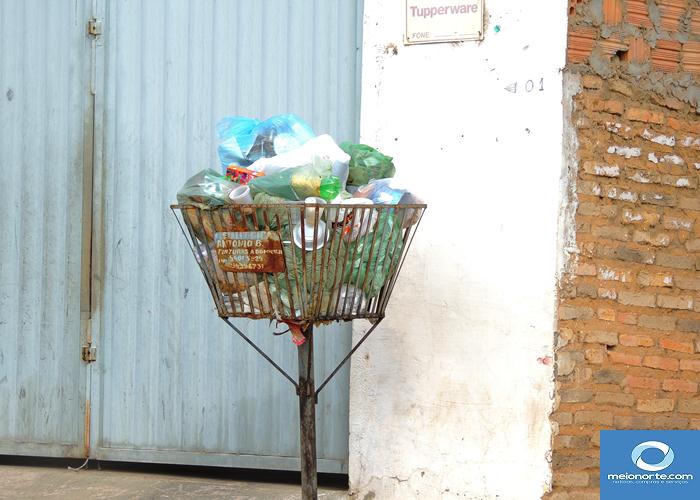 Lixo acumulado próximo ao centro provoca fedor e atrai insetos - Imagem 20