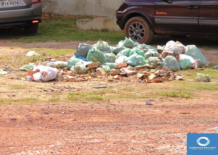 Lixo acumulado próximo ao centro provoca fedor e atrai insetos - Imagem 17