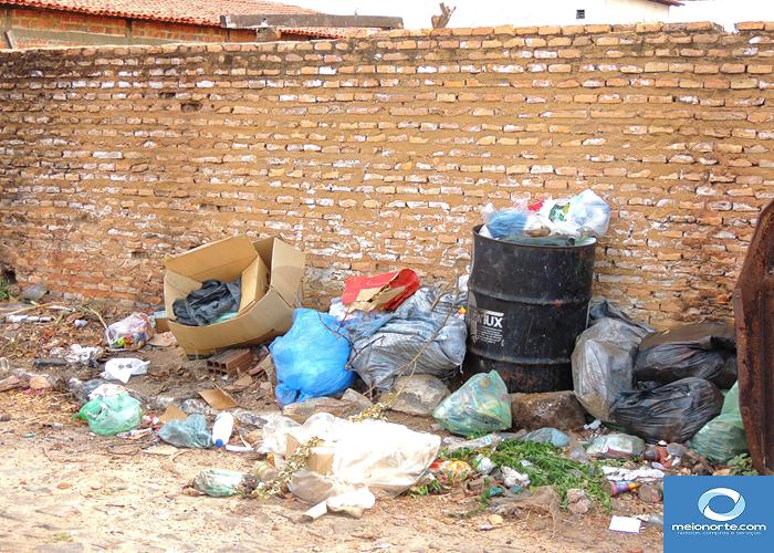 Lixo acumulado próximo ao centro provoca fedor e atrai insetos - Imagem 38