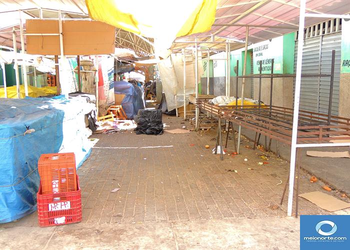 Lixo acumulado próximo ao centro provoca fedor e atrai insetos - Imagem 42