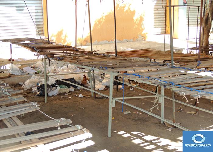 Lixo acumulado próximo ao centro provoca fedor e atrai insetos - Imagem 9