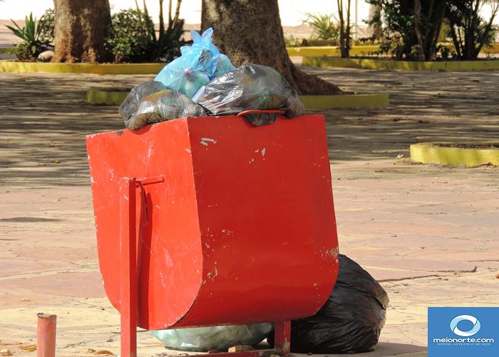 Lixo acumulado próximo ao centro provoca fedor e atrai insetos - Imagem 4