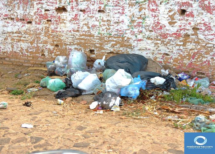 Lixo acumulado próximo ao centro provoca fedor e atrai insetos - Imagem 39