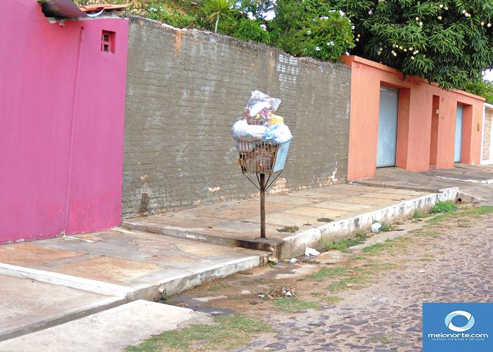 Lixo acumulado próximo ao centro provoca fedor e atrai insetos - Imagem 37