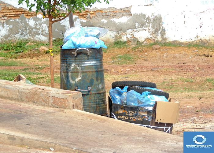 Lixo acumulado próximo ao centro provoca fedor e atrai insetos - Imagem 18