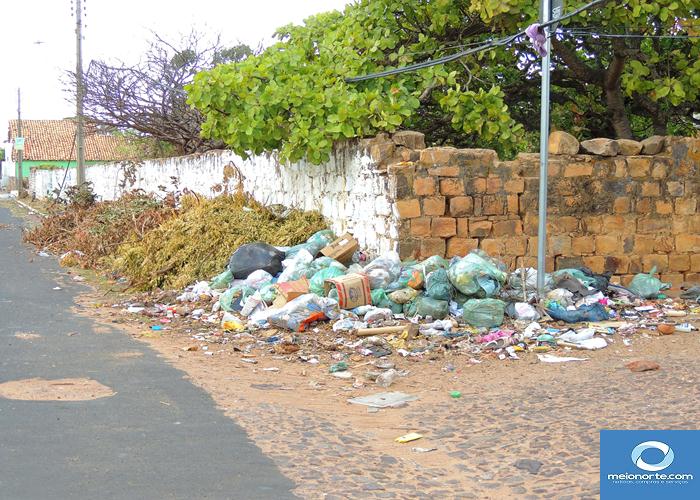 Lixo acumulado próximo ao centro provoca fedor e atrai insetos - Imagem 22