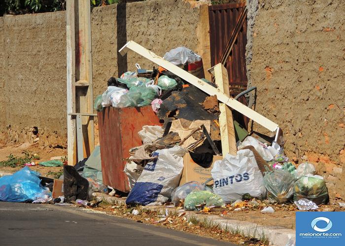 Lixo acumulado próximo ao centro provoca fedor e atrai insetos - Imagem 5