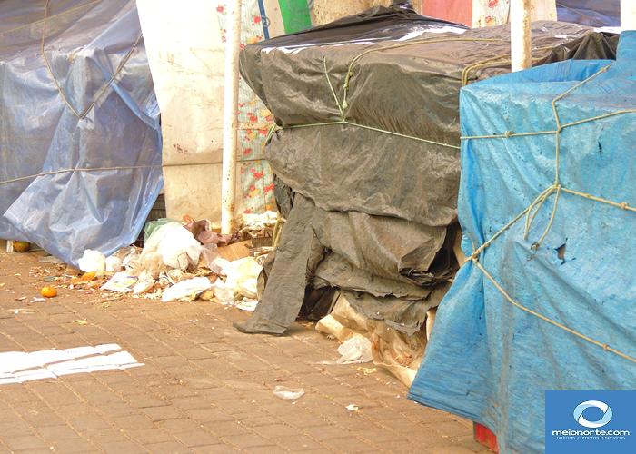 Lixo acumulado próximo ao centro provoca fedor e atrai insetos - Imagem 41