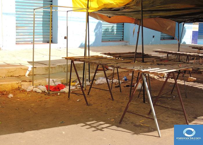 Lixo acumulado próximo ao centro provoca fedor e atrai insetos - Imagem 10