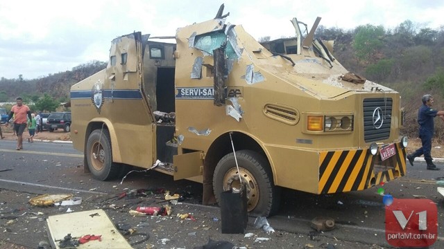 Homens com roupas da policia explodem carro-forte na BR 316 - Imagem 2