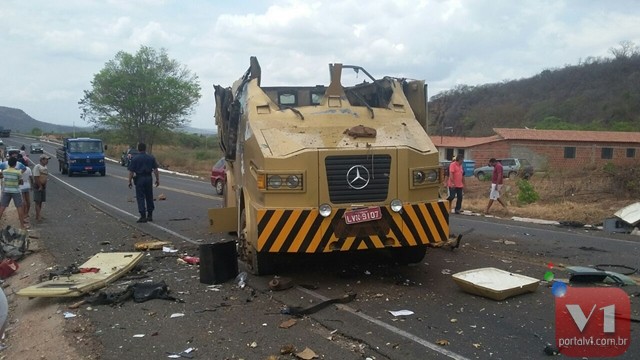 Homens com roupas da policia explodem carro-forte na BR 316 - Imagem 1