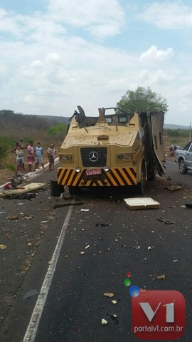 Homens com roupas da policia explodem carro-forte na BR 316 - Imagem 3
