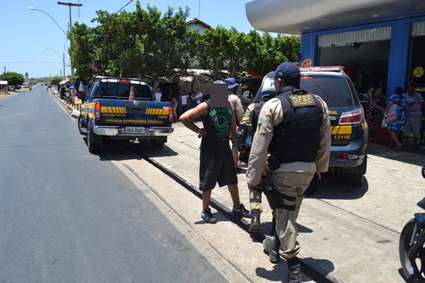 Vendedor é preso ao dirigir embriagado e colidir em viatura da PRF - Imagem 1