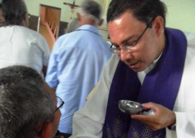 Assaltantes invadem casa paroquial, amarram padre e levam carro - Imagem 1