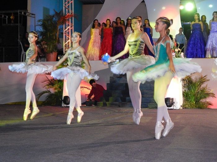 Prefeitura realiza com sucesso a VIII edição Baile Debutantes. - Imagem 40