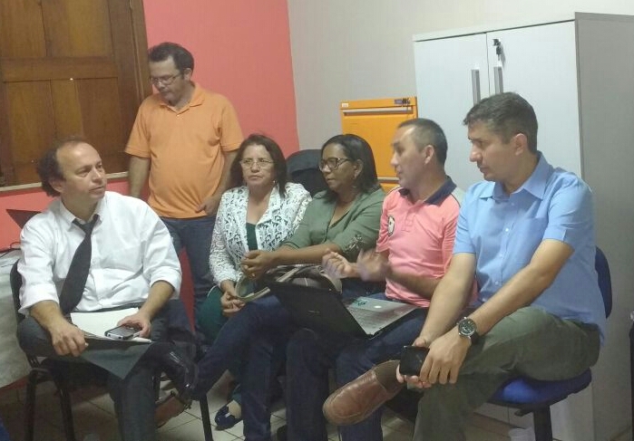 Promotor atento à explanação de Aristeu Carvalho (Crédito: Edilene Lima)