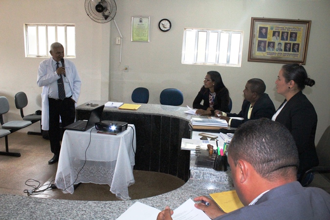 Prof. José Neto apresenta a nova redação da Lei Orgânica Municipal  (Crédito: José Carlos da Silva)