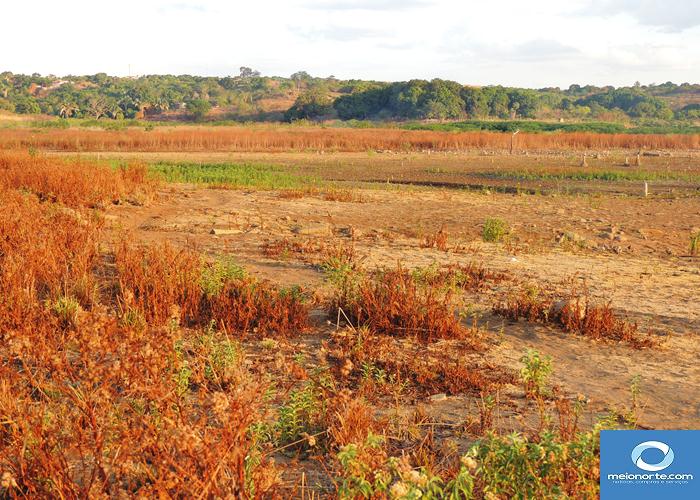 Barreiro da Joana quase seco, população sofrendo aparando água  - Imagem 5