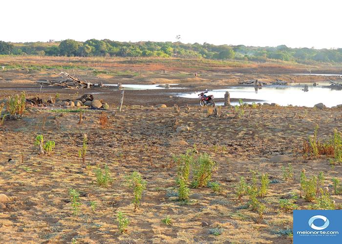Barreiro da Joana quase seco, população sofrendo aparando água  - Imagem 9