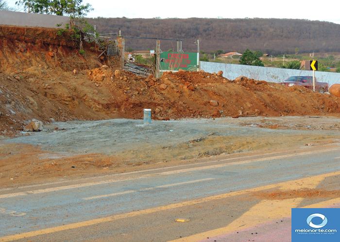 Barreiro da Joana quase seco, população sofrendo aparando água  - Imagem 15