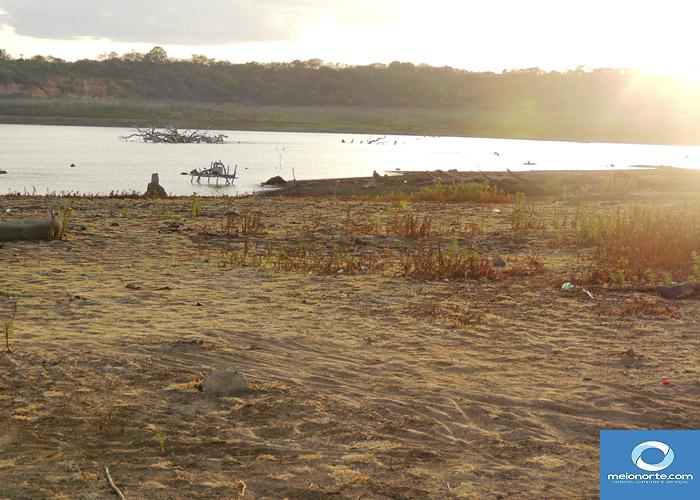 Barreiro da Joana quase seco, população sofrendo aparando água  - Imagem 8