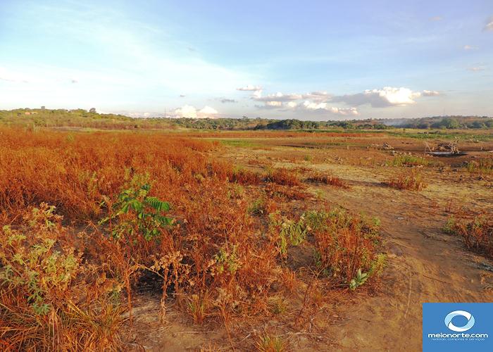 Barreiro da Joana quase seco, população sofrendo aparando água  - Imagem 4