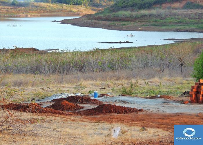 Barreiro da Joana quase seco, população sofrendo aparando água  - Imagem 12
