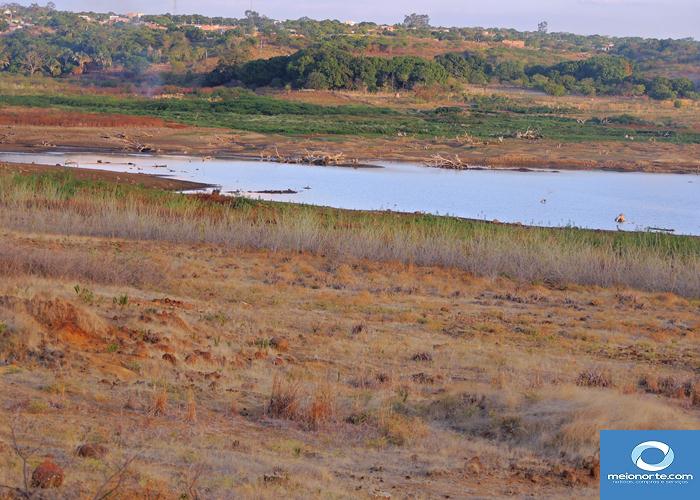 Barreiro da Joana quase seco, população sofrendo aparando água  - Imagem 14