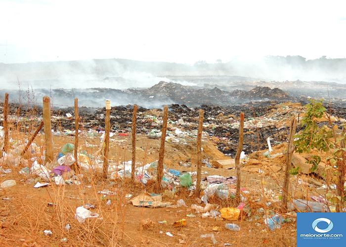 Fumaça tóxica do lixão prejudica saúde da população   - Imagem 19
