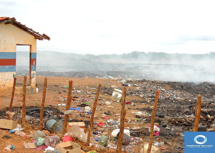 Fumaça tóxica do lixão prejudica saúde da população   - Imagem 27