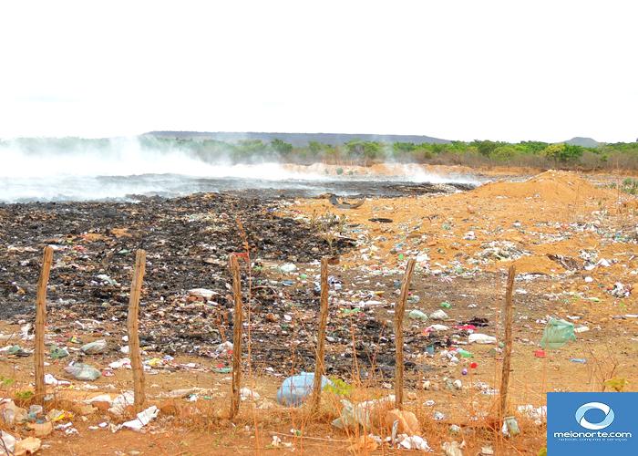 Fumaça tóxica do lixão prejudica saúde da população   - Imagem 20