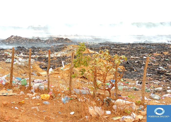 Fumaça tóxica do lixão prejudica saúde da população   - Imagem 16
